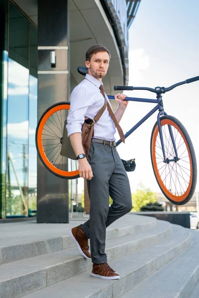 Hedendaagse Jonge Zakenman Draagt Zijn Fiets Terwijl Hij Het Kantoorgebouw — Stockfoto