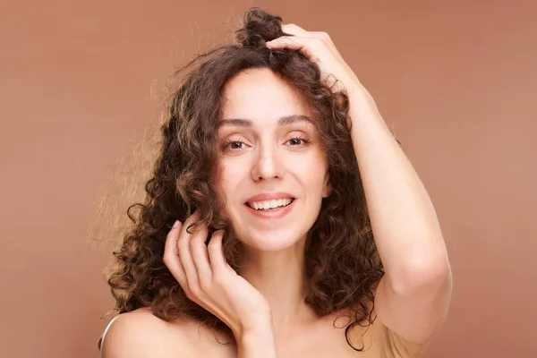 Mujer Joven Feliz Con Sonrisa Dentada Piel Sana Lujoso Cabello — Foto de Stock