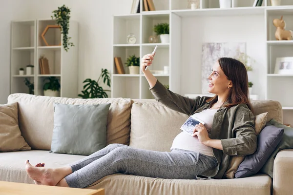 Felice Donna Incinta Con Immagine Ultrasonica Del Suo Bambino Che — Foto Stock