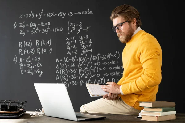 Jonge Hedendaagse Leraar Met Copybook Zittend Tafel Voor Laptop Gesprek — Stockfoto