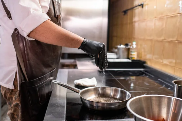 Primer Plano Del Chef Irreconocible Delantal Guantes Parados Estufa Añadiendo — Foto de Stock