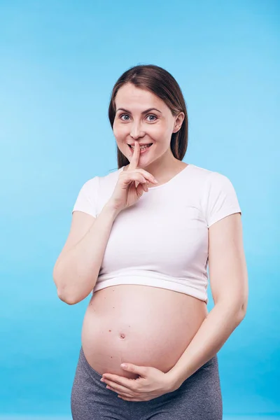 Šťastná Mladá Aktivní Žena Drží Ruku Dně Svého Těhotného Břicha — Stock fotografie