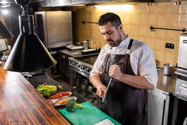 Serieux Beau Chef Dans Couteau Affûtage Tablier Avec Tige Polissage — Photo