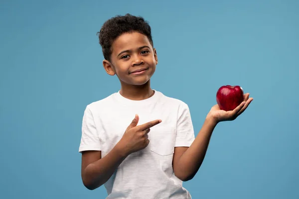 Piccolo Ragazzo Africano Felice Con Grande Mela Matura Rossa Mano — Foto Stock