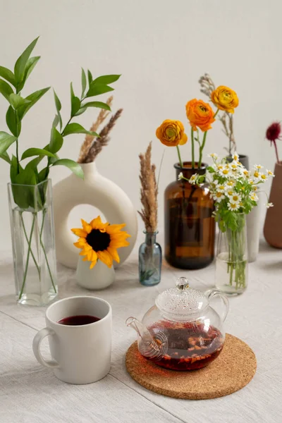 Tavolo Cucina Con Tazza Porcellana Bianca Teiera Con Nero Gruppo — Foto Stock