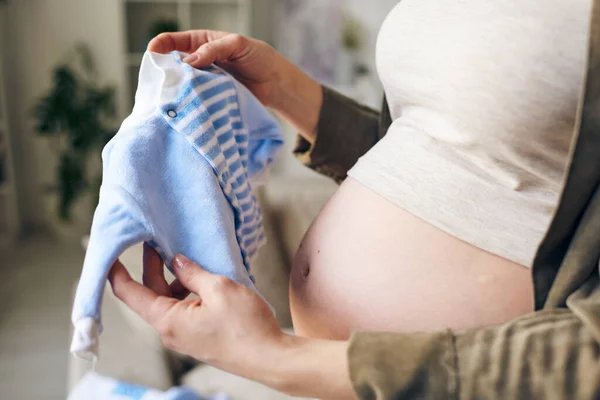 Küçük Mavi Gömlekli Hamile Bir Kadının Elleri Gelecekteki Küçük Oğlu — Stok fotoğraf