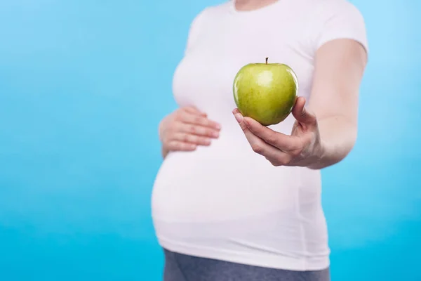 Mano Una Joven Embarazada Sana Que Muestra Manzana Abuela Fresca —  Fotos de Stock