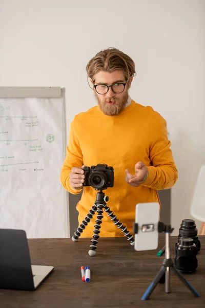 Mladý Učitel Profesionální Fotografie Ukazující Nový Model Fotoaparátu Svým Online — Stock fotografie