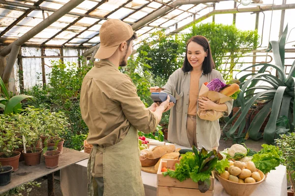 Positieve Tevreden Jonge Aziatische Klant Met Volledige Papieren Zak Met — Stockfoto