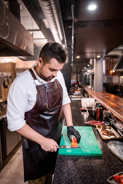 Ernst Beschäftigter Koch Lederschürze Steht Tresen Und Bereitet Fischsteak Für — Stockfoto