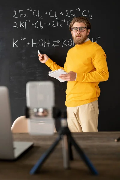 Nauczyciel Chemii Brodą Ubraniu Casualwear Wskazując Wzór Chemiczny Tablicy Patrząc — Zdjęcie stockowe