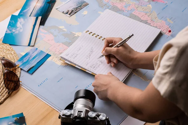 Close Uncognizable Kobieta Dodanie Informacji Podróży Notatniku Podczas Planowania Wakacji — Zdjęcie stockowe