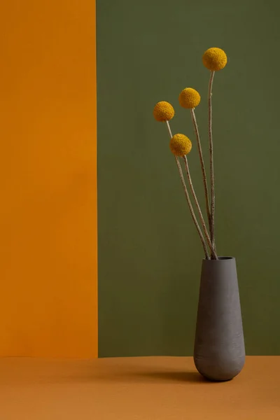 Négy Sárga Szárított Vadvirágok Szürke Kézzel Készített Agyag Váza Áll — Stock Fotó