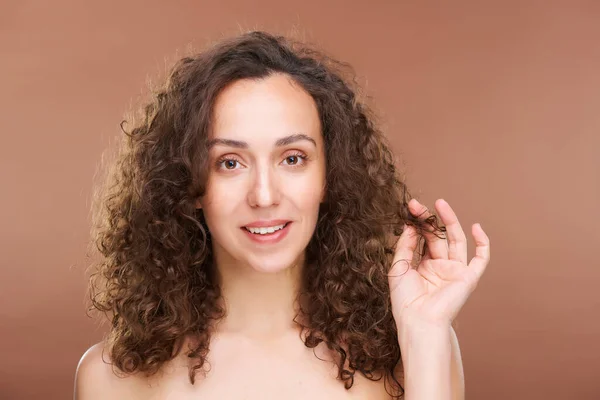 Mulher Bonita Nova Com Cabelos Ondulados Longos Escuros Luxuosos Tocando — Fotografia de Stock