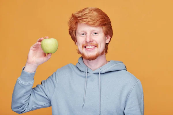 Fröhlicher Junger Mann Mit Gesundem Lächeln Hält Oma Schmied Apfel — Stockfoto