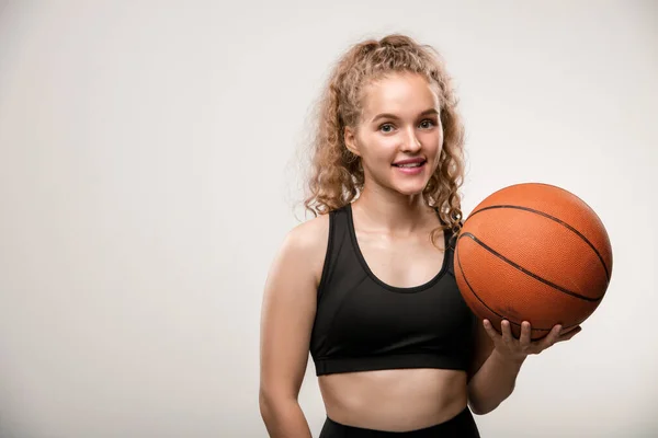 Šťastný Mladý Úspěšný Ženský Basketbalista Černé Teplákové Soupravě Drží Míč — Stock fotografie