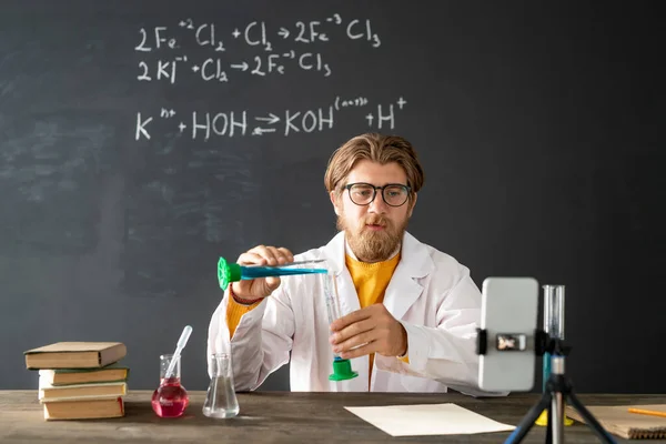 Profesor Química Mostrando Reacción Química Mientras Mezcla Dos Sustancias Líquidas — Foto de Stock