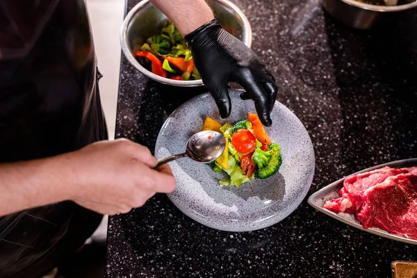 Vista Superior Chef Irreconocible Guante Látex Poniendo Comida Plato Mientras — Foto de Stock