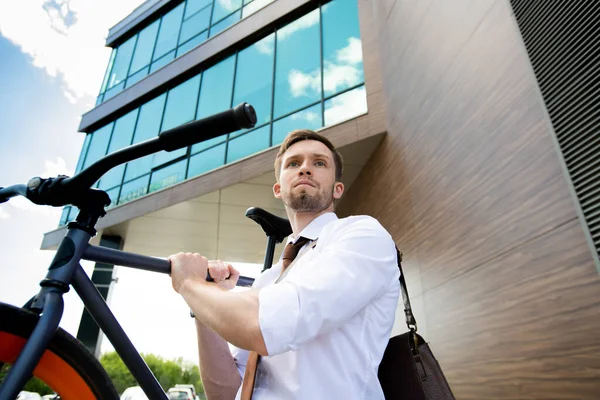 Zeitgenössischer Büroangestellter Formalbekleidung Trägt Fahrrad Während Die Arbeit Verlässt Und — Stockfoto