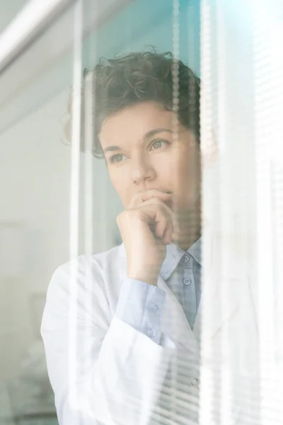 Pensiv Lockigt Hår Kvinnlig Forskare Labbrock Titta Laboratorium Experiment Från — Stockfoto