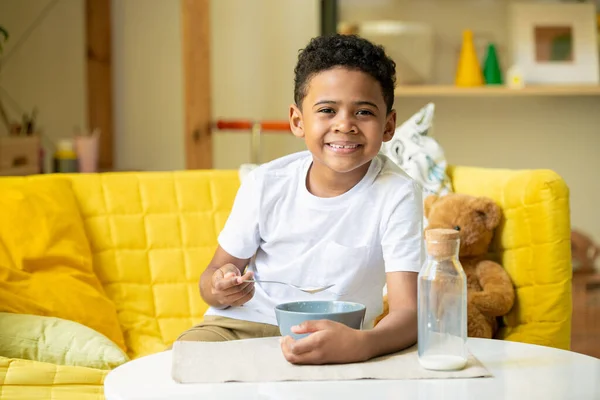 Lindo Niño Feliz Etnia Africana Mirándote Con Sonrisa Dentada Mientras — Foto de Stock