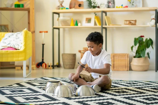 Schattig Gelukkig Jongetje Van Elementaire Leeftijd Zittend Vloer Van Woonkamer — Stockfoto