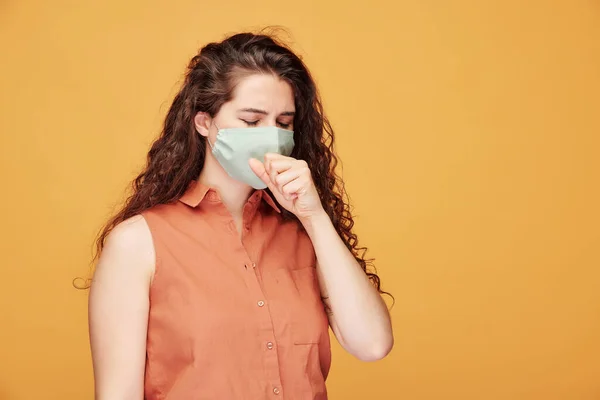 코로나 바이러스에 여성이 배경에서 카메라 보호용 마스크를 기침을 — 스톡 사진