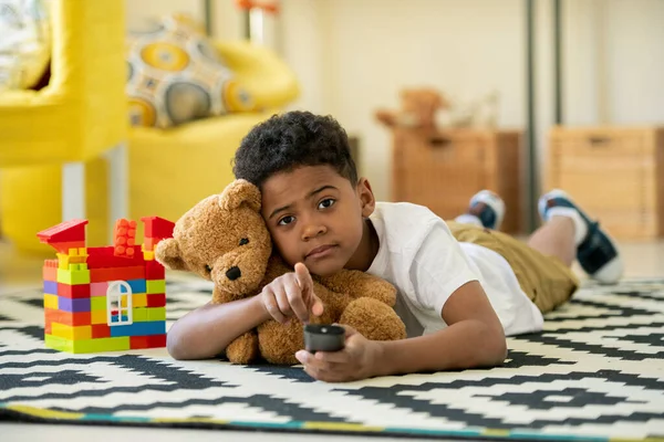 Söt Afrikansk Förskolebarn Med Fjärrkontroll Och Brun Teddybjörn Pekar Dig — Stockfoto