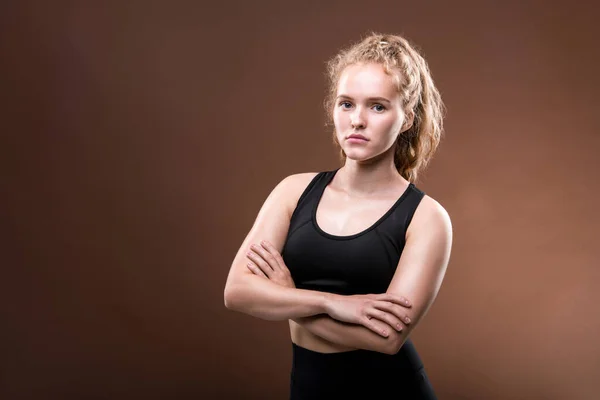 Ernstige Jonge Fit Vrouwelijke Atleet Met Lange Blonde Krullend Haar — Stockfoto