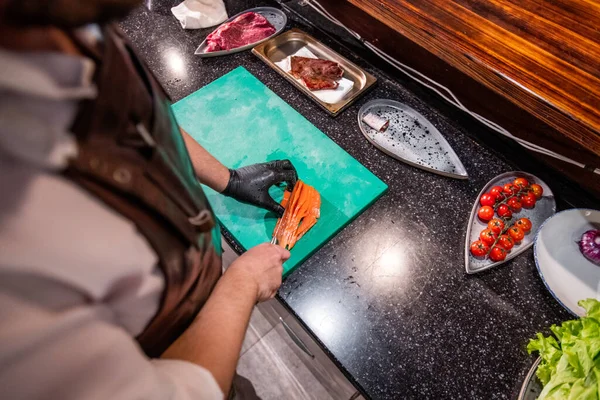 Vista Superior Chef Irreconocible Cortar Pescado Tablero Plástico Mientras Preparan — Foto de Stock