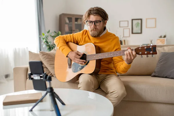 Genç Sakallı Müzisyen Günlük Kıyafetlerle Müzik Öğretmeni Oturma Odasında Kanepede — Stok fotoğraf