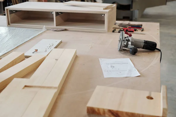 Lugar Trabajo Trabajador Contemporáneo Fábrica Muebles Con Grupo Tablas Madera — Foto de Stock