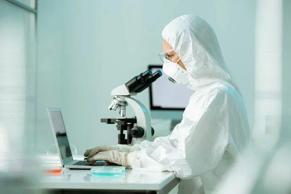 Drukke Laboratoriumwetenschapper Beschermend Pak Ademmasker Typt Onderzoeksrapport Coronavirusinfectie Laboratorium — Stockfoto