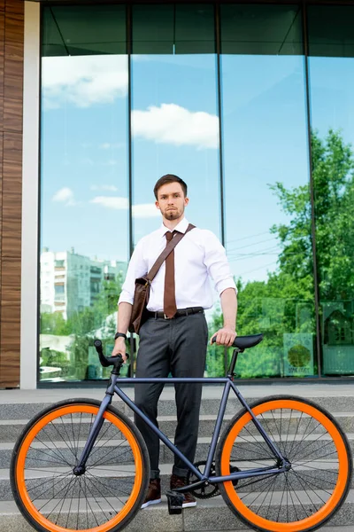 Jonge Elegante Zakenman Broek Shirt Stropdas Die Fiets Vasthoudt Terwijl — Stockfoto