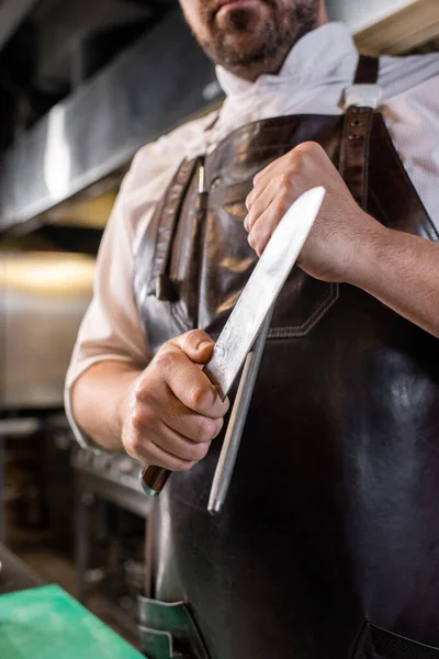 Nahaufnahme Von Metzger Lederschürze Schärfklinge Des Küchenmessers Mit Honstab — Stockfoto