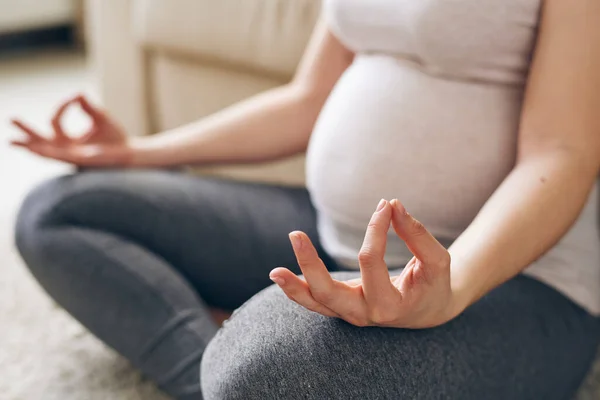 Hand Och Ben Böjda Knät Ung Gravid Kvinna Aktiva Kläder — Stockfoto