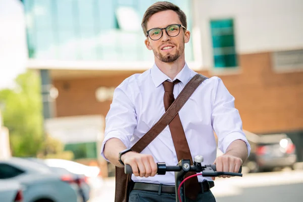 Junger Gut Gelaunter Geschäftsmann Formalbekleidung Der Sie Ansieht Während Sie — Stockfoto