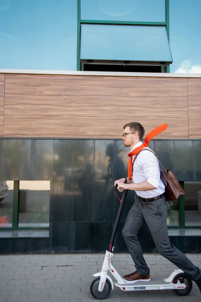 Young Elegant Office Worker Moving Fast Wall Modern Architecture While — Stock Photo, Image