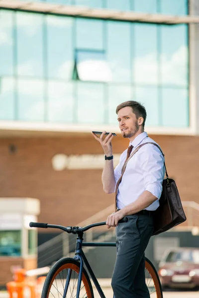 Junger Eleganter Geschäftsmann Nimmt Sprachnachricht Auf Smartphone Auf Während Mit — Stockfoto