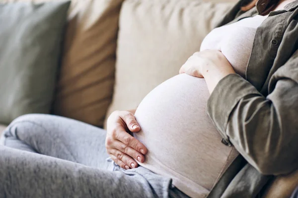 Inyección Sin Cabeza Mujer Embarazada Descansada Con Las Manos Ambos —  Fotos de Stock