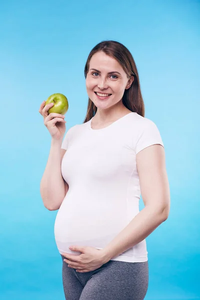 快乐的怀孕女性 苹果分别站在摄像机前摸着肚子底部 — 图库照片