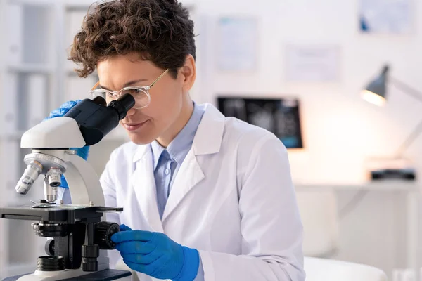 Medico Scienziato Dai Capelli Ricci Camice Laboratorio Guanti Lattice Utilizzando — Foto Stock