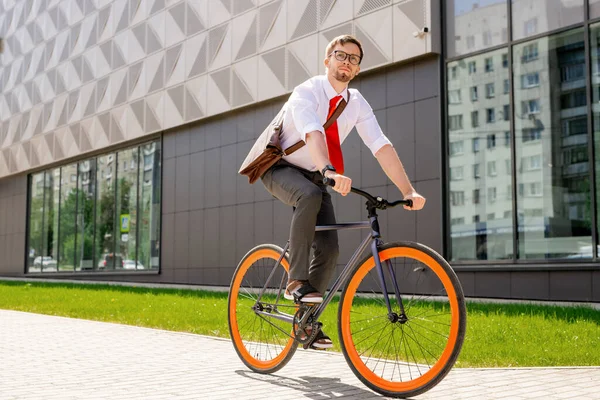 Eleganter Mann Formalbekleidung Und Brille Blickt Nach Vorne Während Mit — Stockfoto