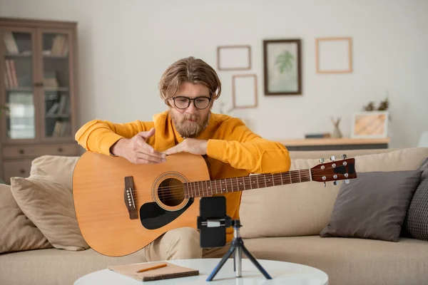 Çağdaş Gitar Çalma Öğretmeni Izleyicileri Için Öğrenme Tanıtım Konuşması Yapmanın — Stok fotoğraf