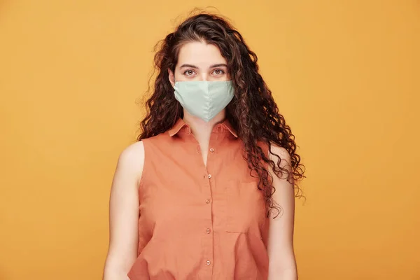 카메라 코로나 바이러스 감염에 보호용 마스크를 수염을 — 스톡 사진