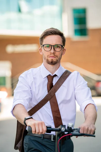 Junger Seriöser Geschäftsmann Mit Brille Und Formalbekleidung Fährt Mit Dem — Stockfoto