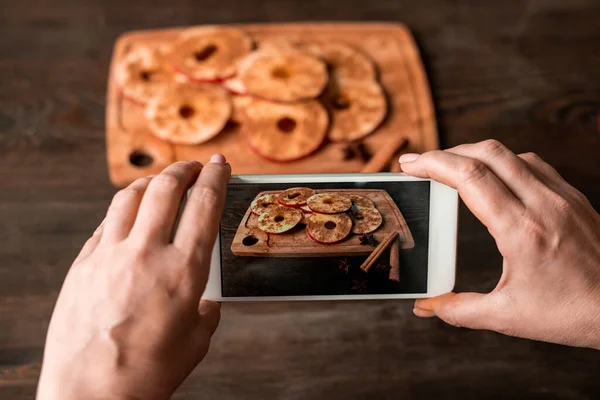 Χέρια Νοικοκυράς Smartphone Που Φωτογραφίζουν Φέτες Φρέσκου Μήλου Πασπαλισμένες Κανέλα — Φωτογραφία Αρχείου