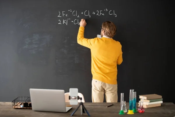 Achteraanzicht Van Een Jonge Scheikundeleraar Die Chemische Formule Opschrijft Schoolbord — Stockfoto