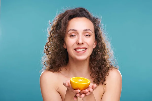 Joven Mujer Alegre Sana Con Sonrisa Dentada Lujoso Cabello Castaño —  Fotos de Stock