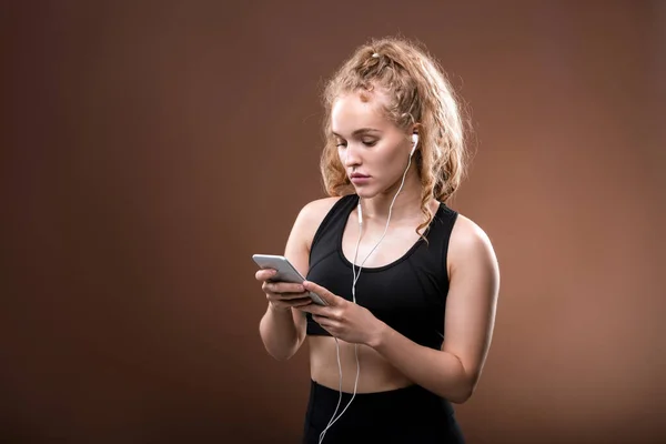 Jong Blond Vrouw Millennial Zwart Trainingspak Oortjes Scrollen Door Playlist — Stockfoto